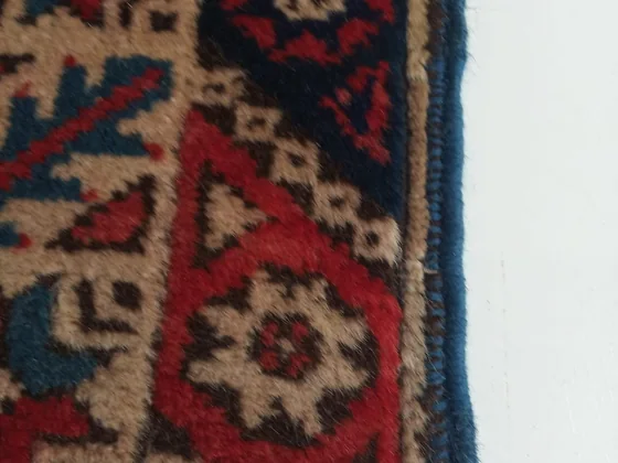 Bordure ouverte sur un tapis du Caucase.