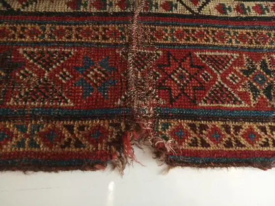 Déchirure franche sur une pièce de tribu.