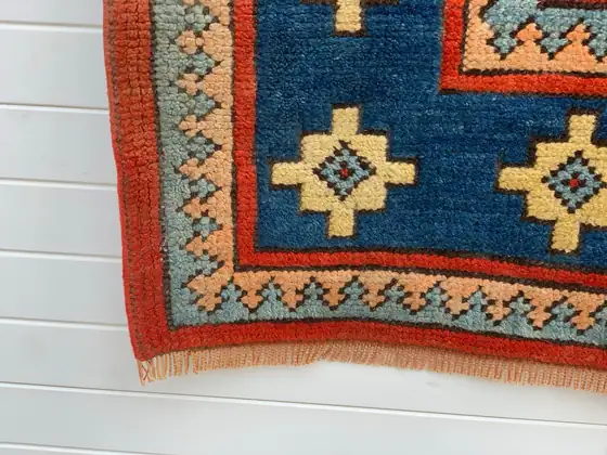 Tapis Kachan, champ rouge et médaillon central.