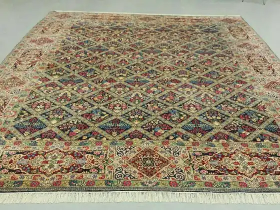Grand tapis à semis, vue d'ensemble à plat.