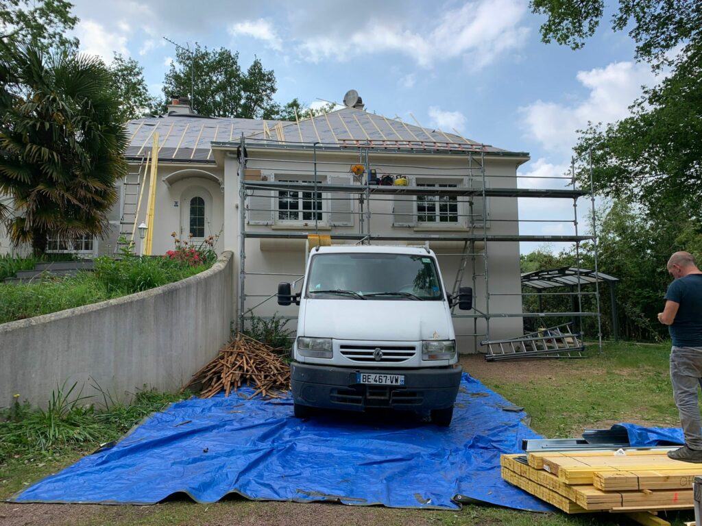 Intervention tapis — vue extérieure maison — Maison Ferri France — 8 ateliers